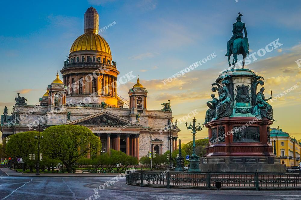 Величественный Исаакиевский собор на Исаакиевской площади в Санкт-Петербурге — одна из самых известных архитектурных достопримечательностей северной столицы России. Монументальная архитектура собора с его колоннадой и куполами, просторная площадь и историческая атмосфера создают эффектный городской пейзаж. Фотография подчёркивает красоту архитектурного наследия Петербурга, туристическую привлекательность центра города и величие культурных символов России. Изображение идеально подходит для публикаций о путешествиях, архитектуре Санкт-Петербурга, исторических достопримечательностях и туристических маршрутах.